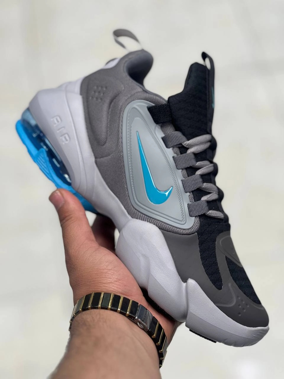 کفش نایک ساواچ Nike air max alpha savage. سایز ۴۰ تا ۴۵ تنوع در ۳ رنگ جذاب ، فروش بصورت عمده و تک