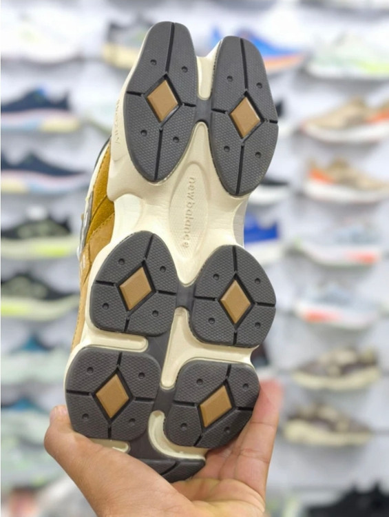 کتونی نیوبالانس ۹۰۶۰/New balance 9060 /ساخت ویتنام