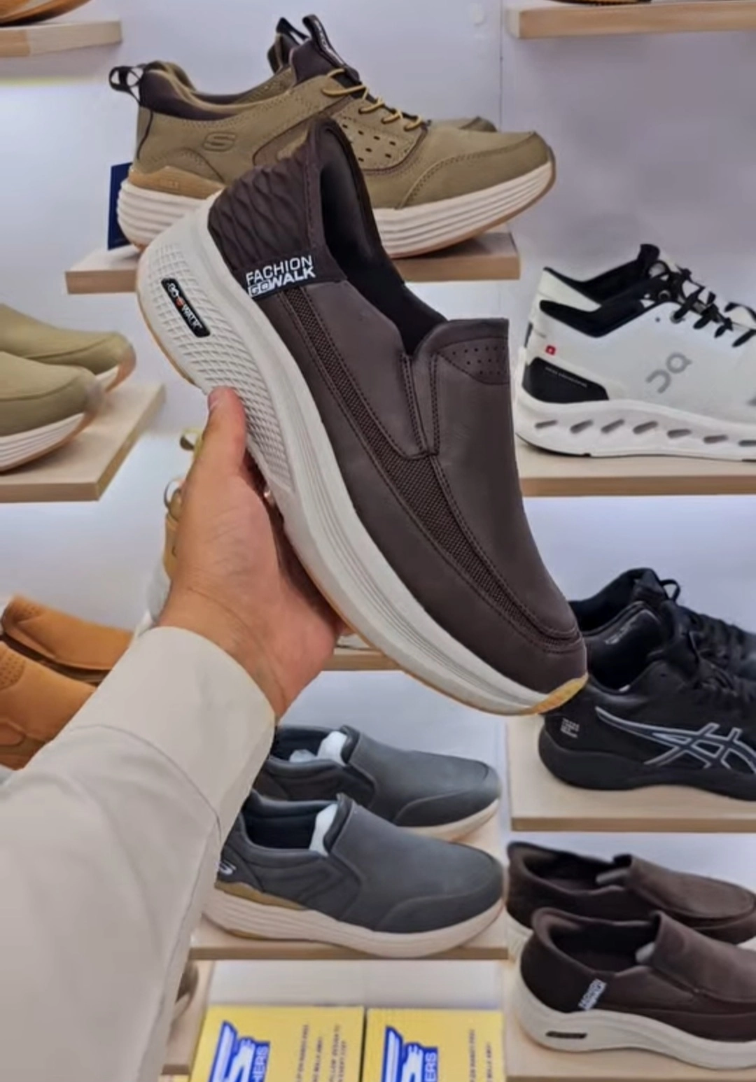 کتونی ویتنامی اسکیچرزوارداتی ویتنام فروش بصورت عمده و تک . سایز۴۰ تا ۴۵ skechers