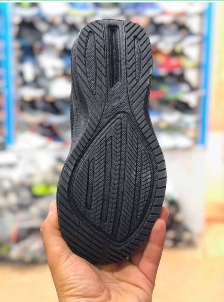 کتونی ساکونی تریمپ ۲۱/Saucony Triumph 21/ وارداتی ساخت ویتنام /سایز ۴۰الی ۴۵/فروش بصورت عمده و تک .
