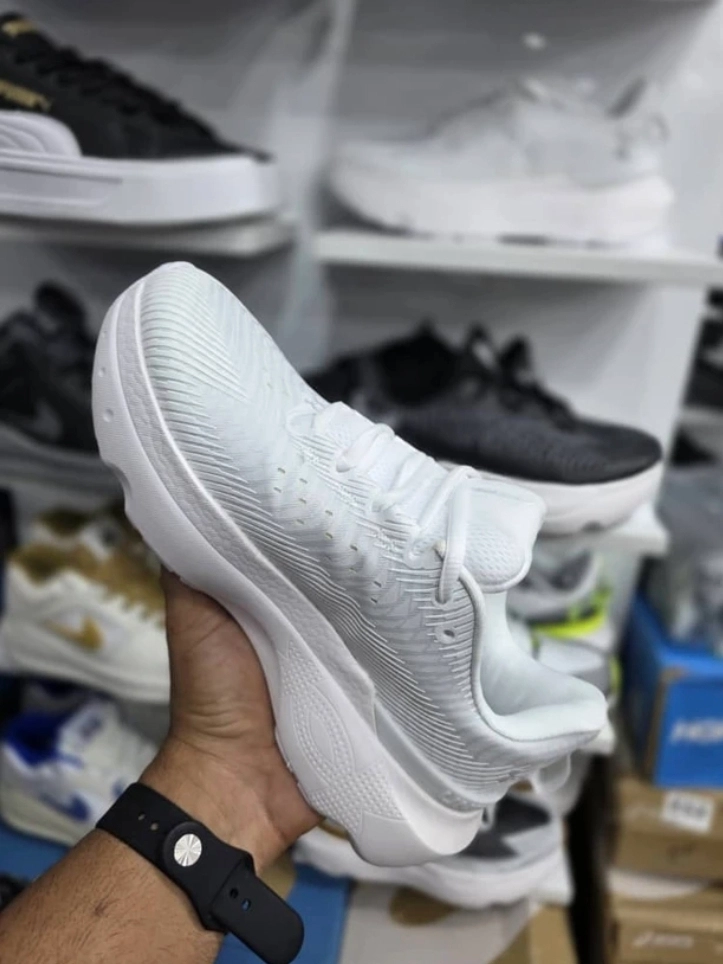کتونی آندرارمور ، وارداتی ساخت ویتنام ، فروش بصورت عمده و تک ، سایز۴۰ تا ۴۵ . Under Armour lnfinite pro Running shoes