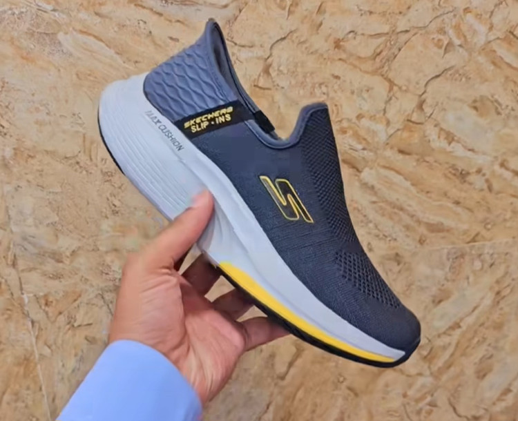 کتونی اسکیچرز سایز ۴۰ تا ۴۵ تنوع وارداتی ویتنام ، فروش بصورت عمده و تک. Skechers slip ins