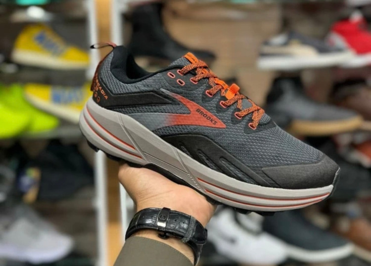 کتونی بروکس کاسکادیا ۱۶ ساخت ویتنام ، سایز ۴۰ تا ۴۵ فروش بصورت عمده و تک . Brooks Cascadia 16 vietnam