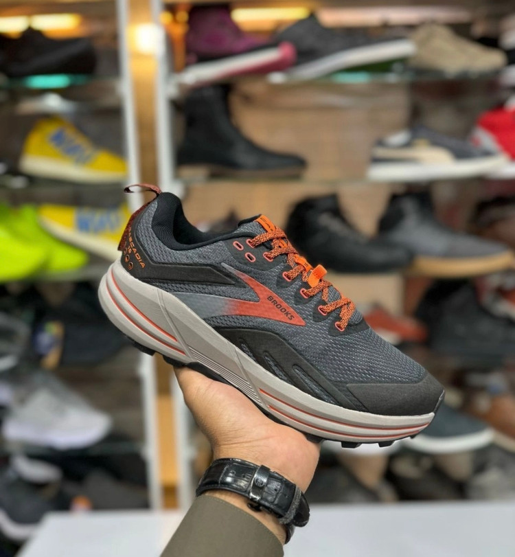 کتونی بروکس کاسکادیا ۱۶ ساخت ویتنام ، سایز ۴۰ تا ۴۵ فروش بصورت عمده و تک . Brooks Cascadia 16 vietnam