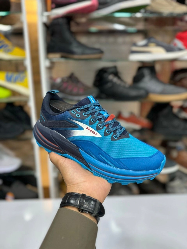 کتونی بروکس کاسکادیا ۱۶ ساخت ویتنام ، سایز ۴۰ تا ۴۵ فروش بصورت عمده و تک . Brooks Cascadia 16 vietnam