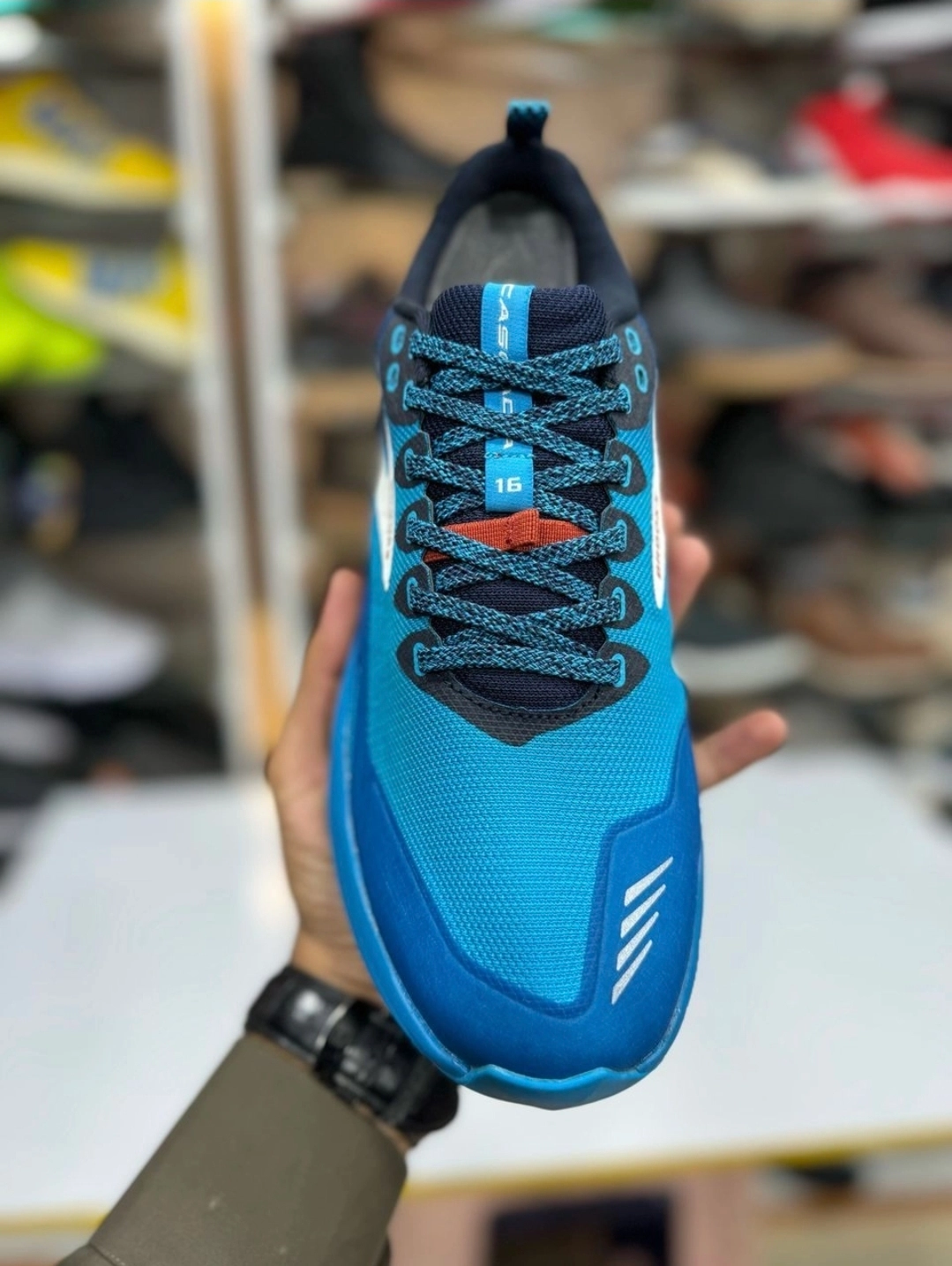 کتونی بروکس کاسکادیا ۱۶ ساخت ویتنام ، سایز ۴۰ تا ۴۵ فروش بصورت عمده و تک . Brooks Cascadia 16 vietnam