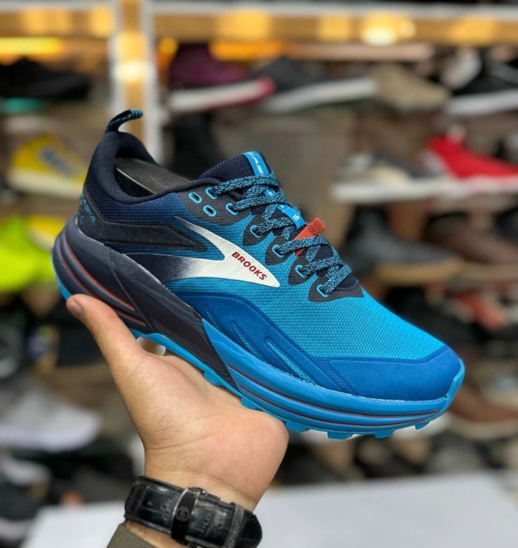 کتونی بروکس کاسکادیا ۱۶ ساخت ویتنام ، سایز ۴۰ تا ۴۵ فروش بصورت عمده و تک . Brooks Cascadia 16 vietnam