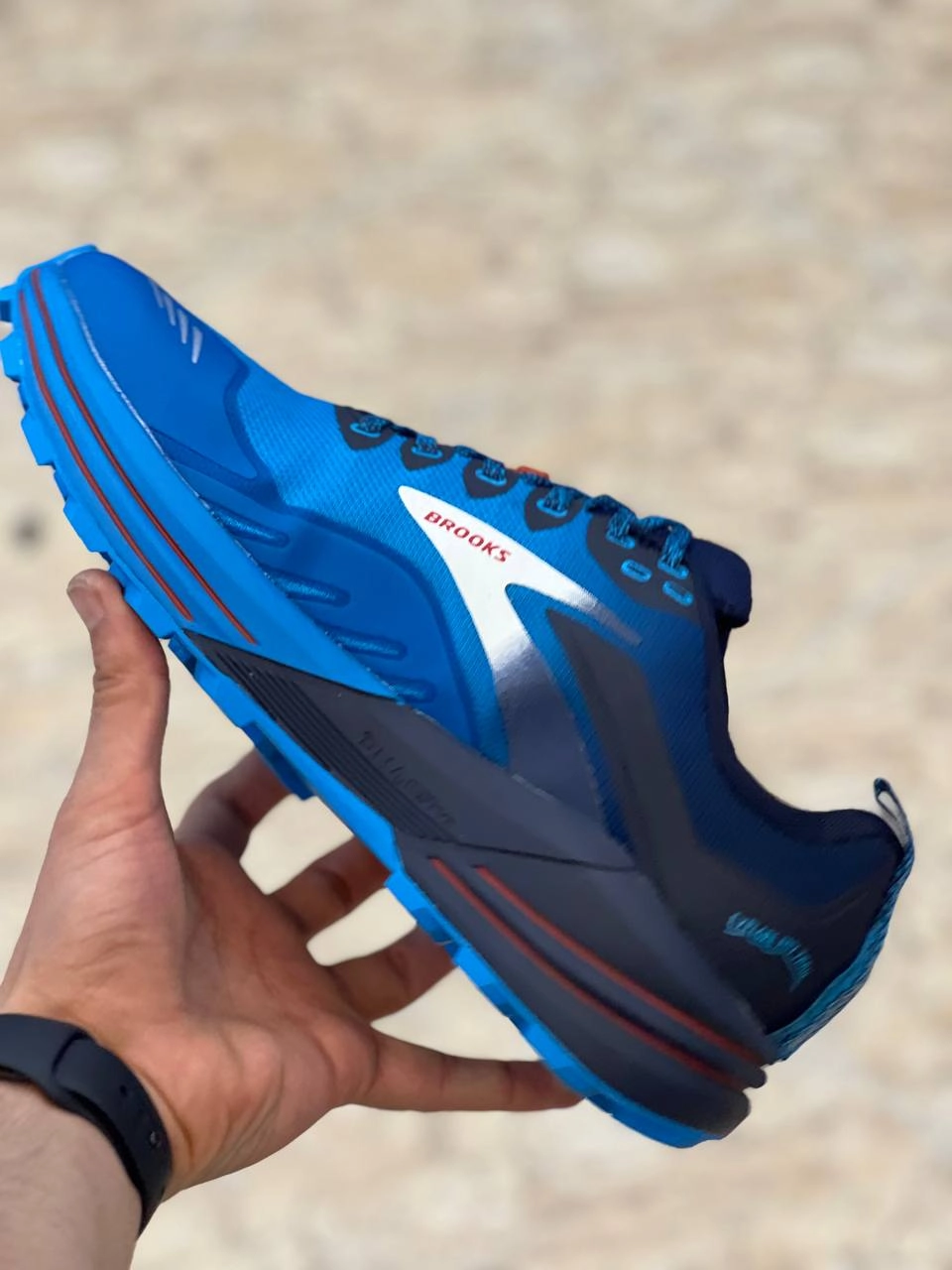 کتونی بروکس کاسکادیا ۱۶ ساخت ویتنام ، سایز ۴۰ تا ۴۵ فروش بصورت عمده و تک . Brooks Cascadia 16 vietnam
