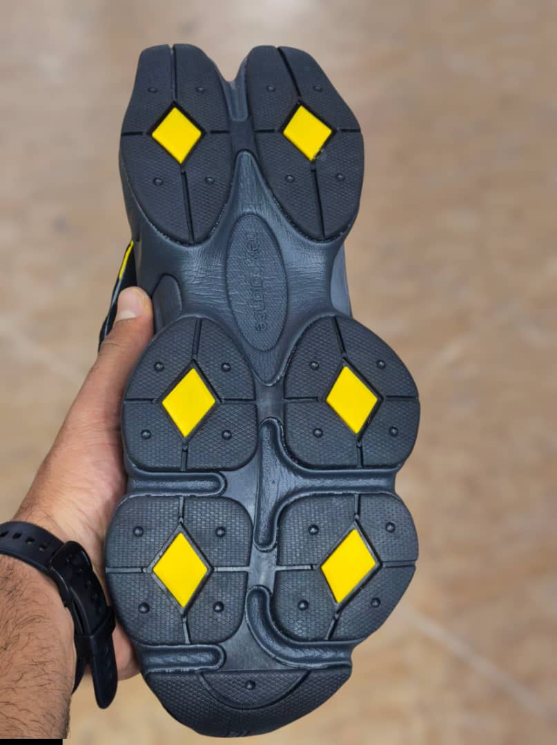کتونی نیوبالانس ۹۰۶۰ ساخت ویتنام وارداتی.سایز ۴۰ تا ۴۵ فروش بصورت عمده و تک . New balance 9060 vietnam