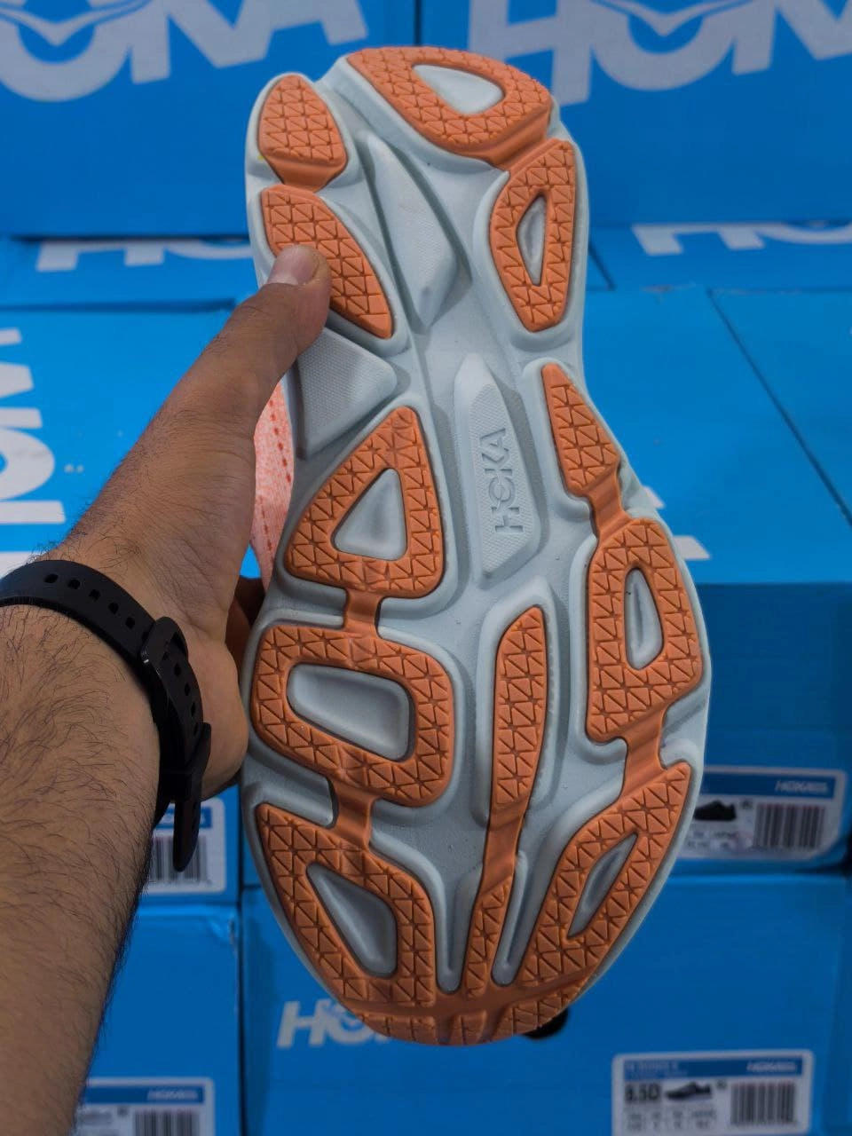 کتونی رانینگ هوکا باندی ۸ ، ساخت ویتنام ، hoka bondi 8