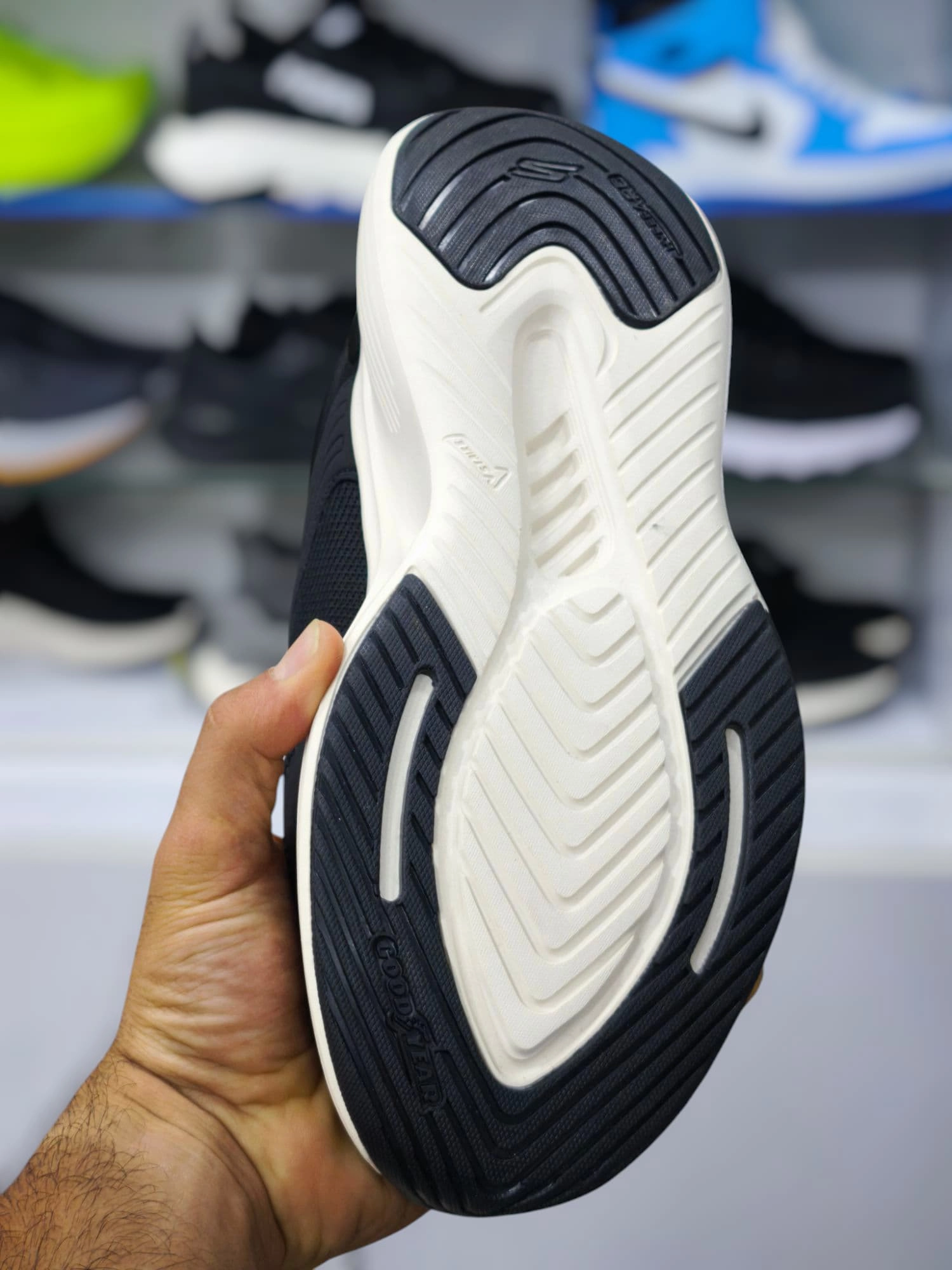 کتونی اسکیچرز وارداتی ویتنام سایز ۴۰ تا ۴۵ فروش بصورت عمده و تک. Skechers Max Cushion vietnam