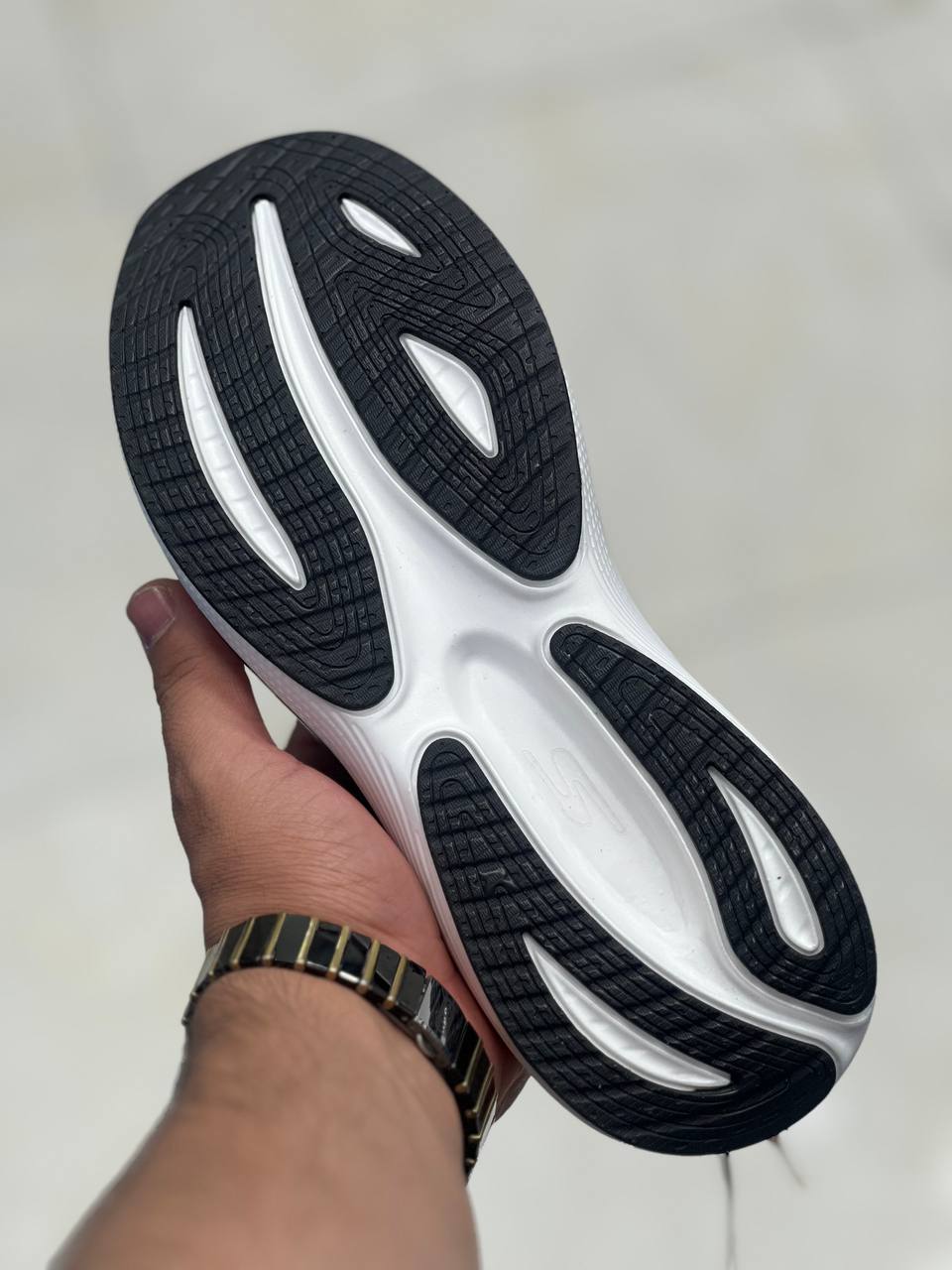کفش اسکیچرزmax cushion طبی و سبک و راحت ، کتونی ویتنامی سایز۳۷ تا ۴۰ فروش بصورت عمده و تک .Skechers Max cushion Vietnam