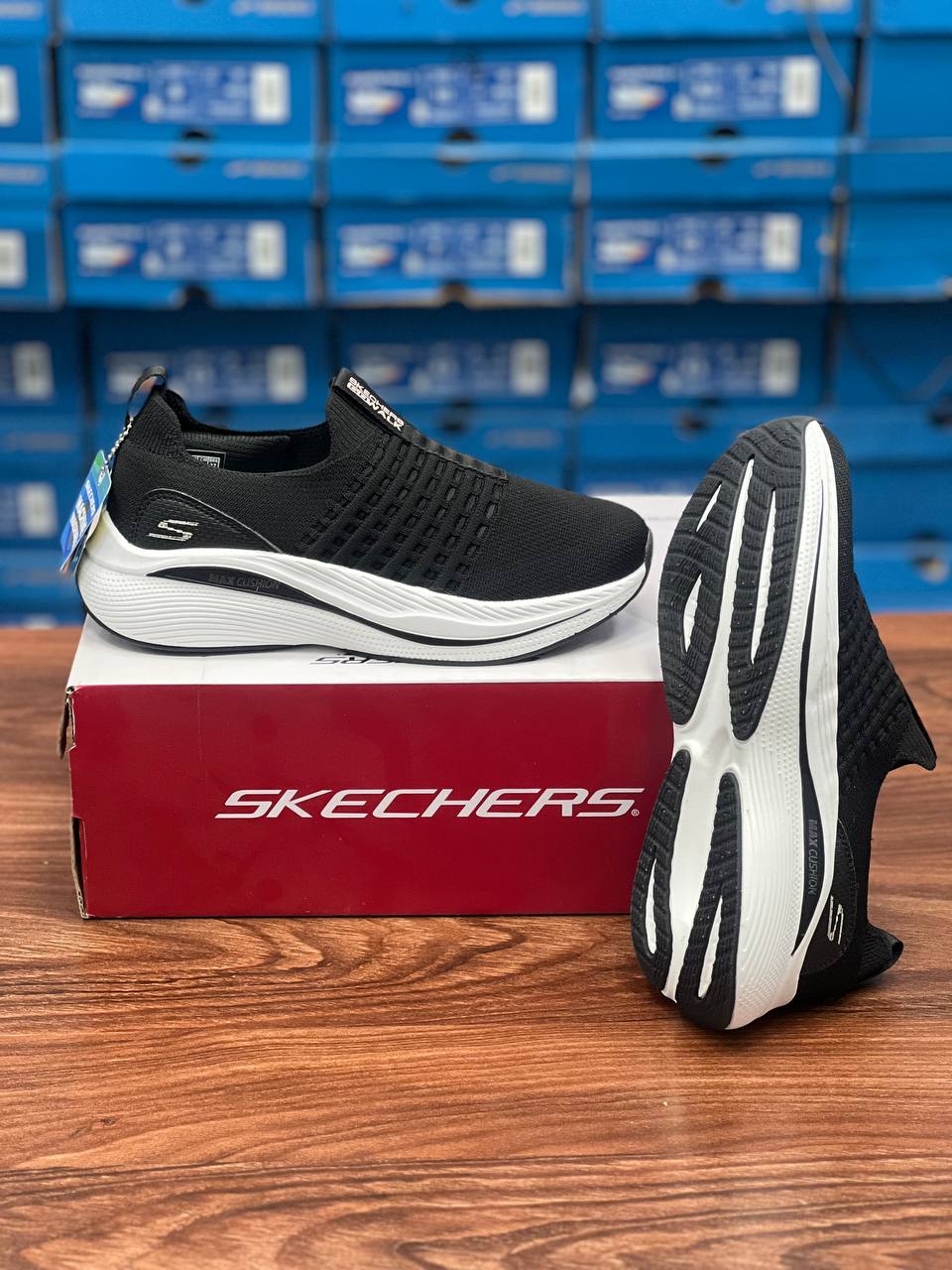 کفش اسکیچرزmax cushion طبی و سبک و راحت ، کتونی ویتنامی سایز۳۷ تا ۴۰ فروش بصورت عمده و تک .Skechers Max cushion Vietnam