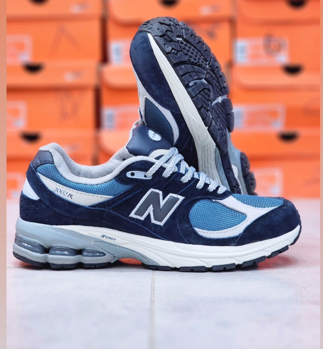 کتونی نیوبالانس۲۰۰۲R. ساخت ویتنام سایز بندی ۴۰ تا ۴۵ . فروش بصورت عمده و تک .New balance 2002R vietnam