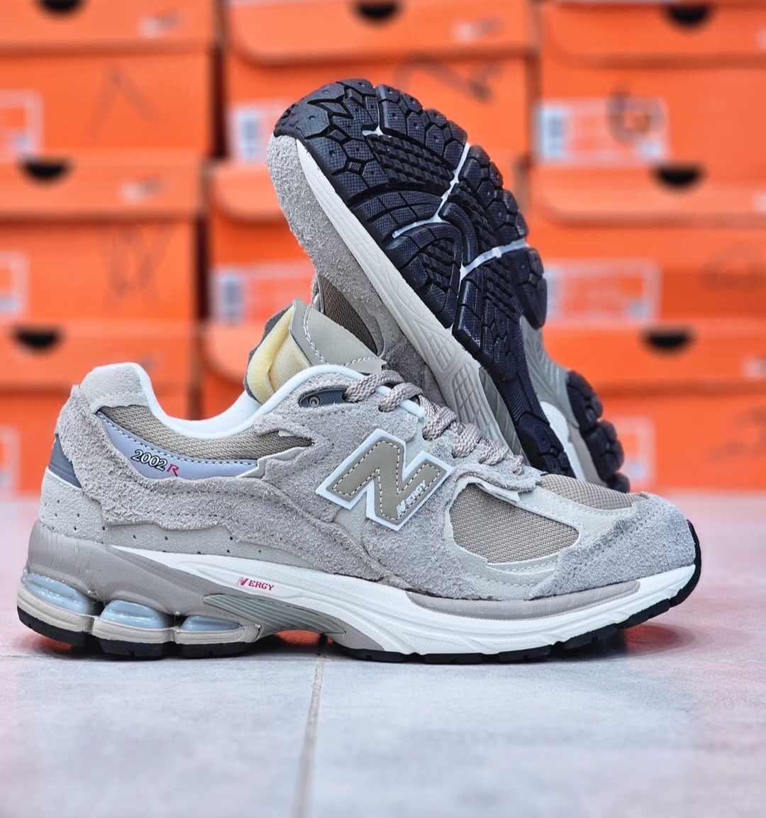 کتونی نیوبالانس۲۰۰۲R. ساخت ویتنام سایز بندی ۴۰ تا ۴۵ . فروش بصورت عمده و تک .New balance 2002R vietnam