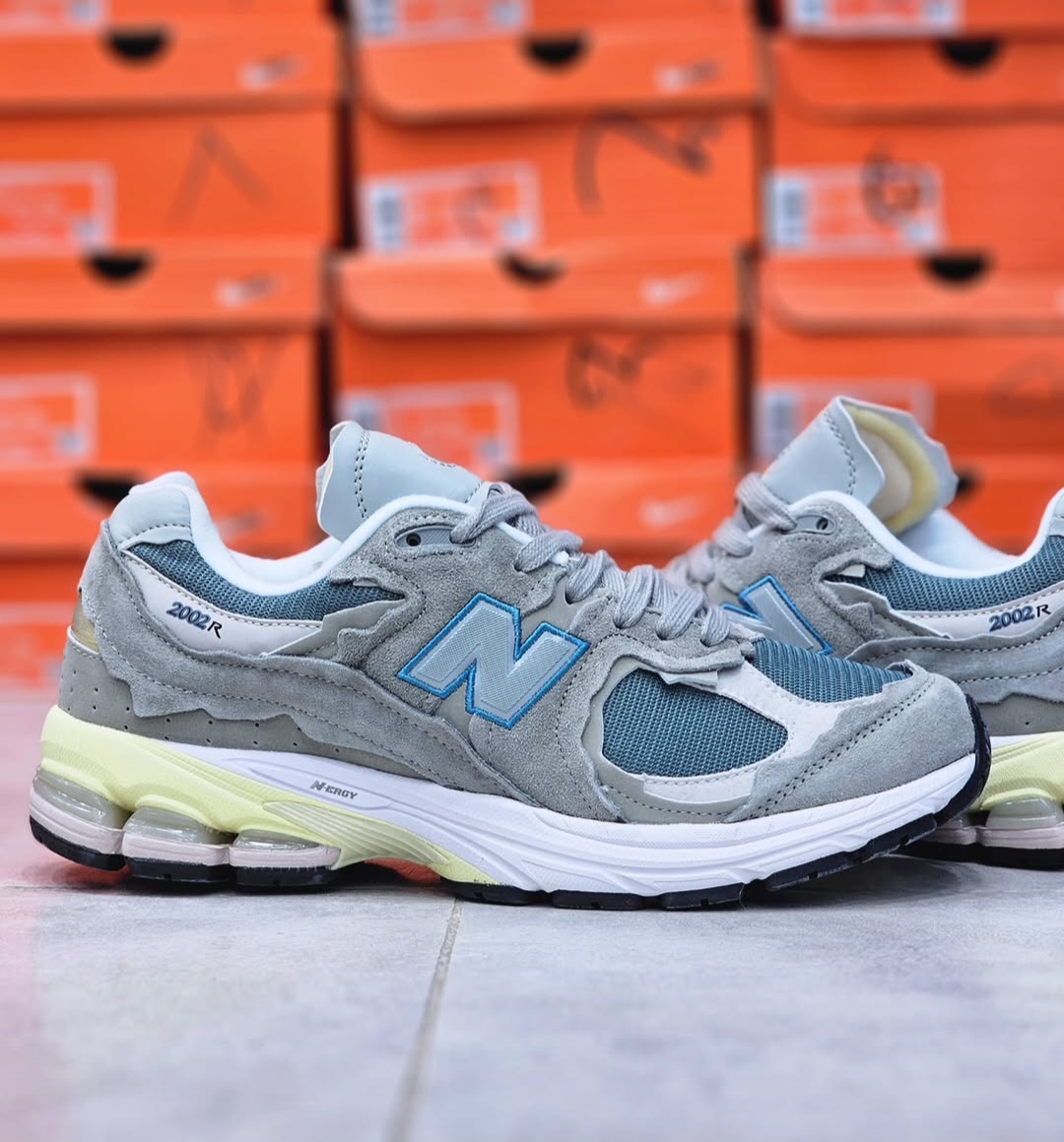 کتونی نیوبالانس۲۰۰۲R. ساخت ویتنام سایز بندی ۴۰ تا ۴۵ . فروش بصورت عمده و تک .New balance 2002R vietnam