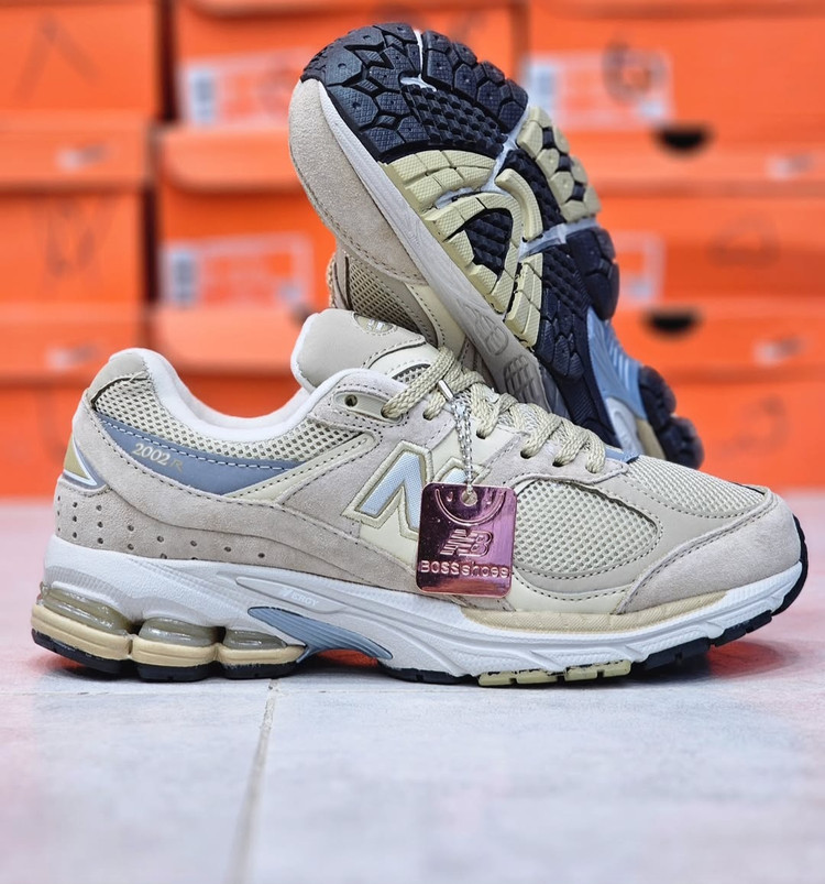 کتونی نیوبالانس۲۰۰۲R. ساخت ویتنام سایز بندی ۴۰ تا ۴۵ . فروش بصورت عمده و تک .New balance 2002R vietnam
