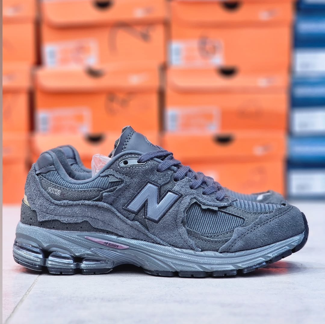کتونی نیوبالانس۲۰۰۲R. ساخت ویتنام سایز بندی ۴۰ تا ۴۵ . فروش بصورت عمده و تک .New balance 2002R vietnam