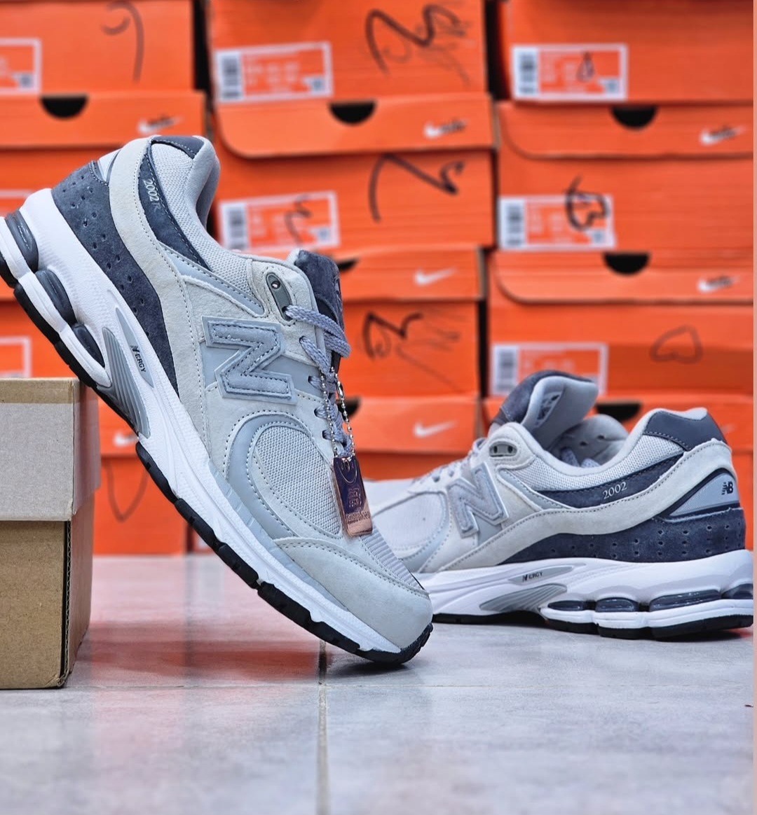 کتونی نیوبالانس۲۰۰۲R. ساخت ویتنام سایز بندی ۴۰ تا ۴۵ . فروش بصورت عمده و تک .New balance 2002R vietnam
