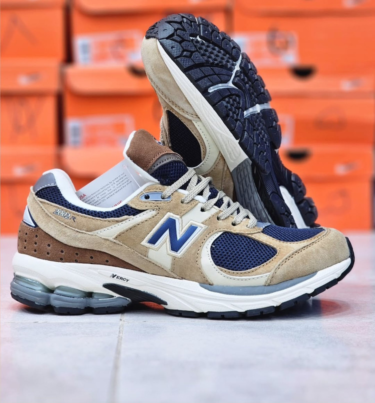 کتونی نیوبالانس۲۰۰۲R. ساخت ویتنام سایز بندی ۴۰ تا ۴۵ . فروش بصورت عمده و تک .New balance 2002R vietnam