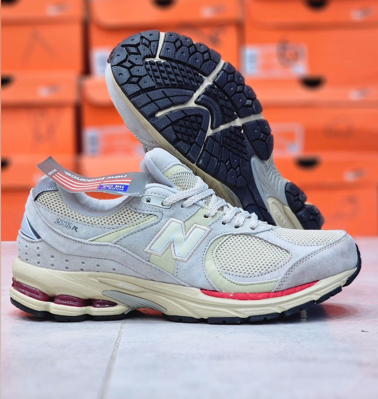 کتونی نیوبالانس۲۰۰۲R. ساخت ویتنام سایز بندی ۴۰ تا ۴۵ . فروش بصورت عمده و تک .New balance 2002R vietnam