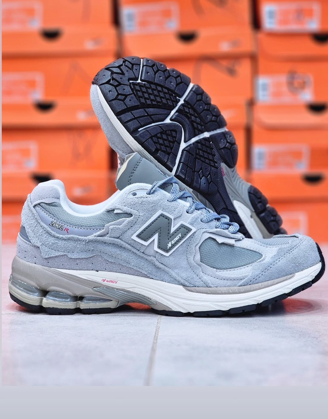 کتونی نیوبالانس۲۰۰۲R. ساخت ویتنام سایز بندی ۴۰ تا ۴۵ . فروش بصورت عمده و تک .New balance 2002R vietnam