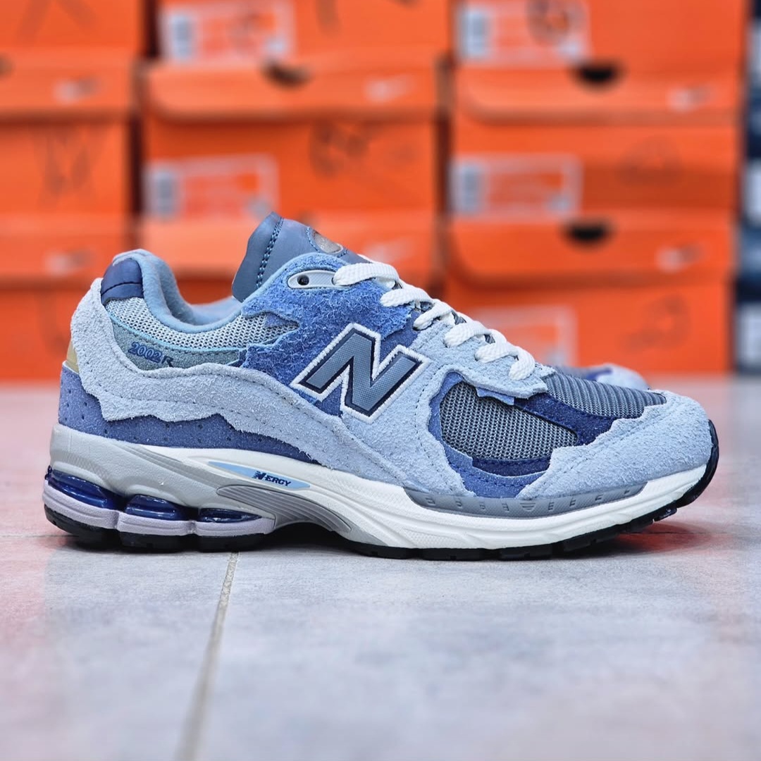 کتونی نیوبالانس۲۰۰۲R. ساخت ویتنام سایز بندی ۴۰ تا ۴۵ . فروش بصورت عمده و تک .New balance 2002R vietnam