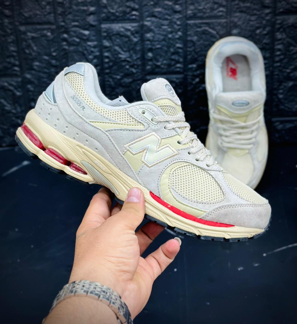 کتونی نیوبالانس۲۰۰۲R. ساخت ویتنام سایز بندی ۴۰ تا ۴۵ . فروش بصورت عمده و تک .New balance 2002R vietnam