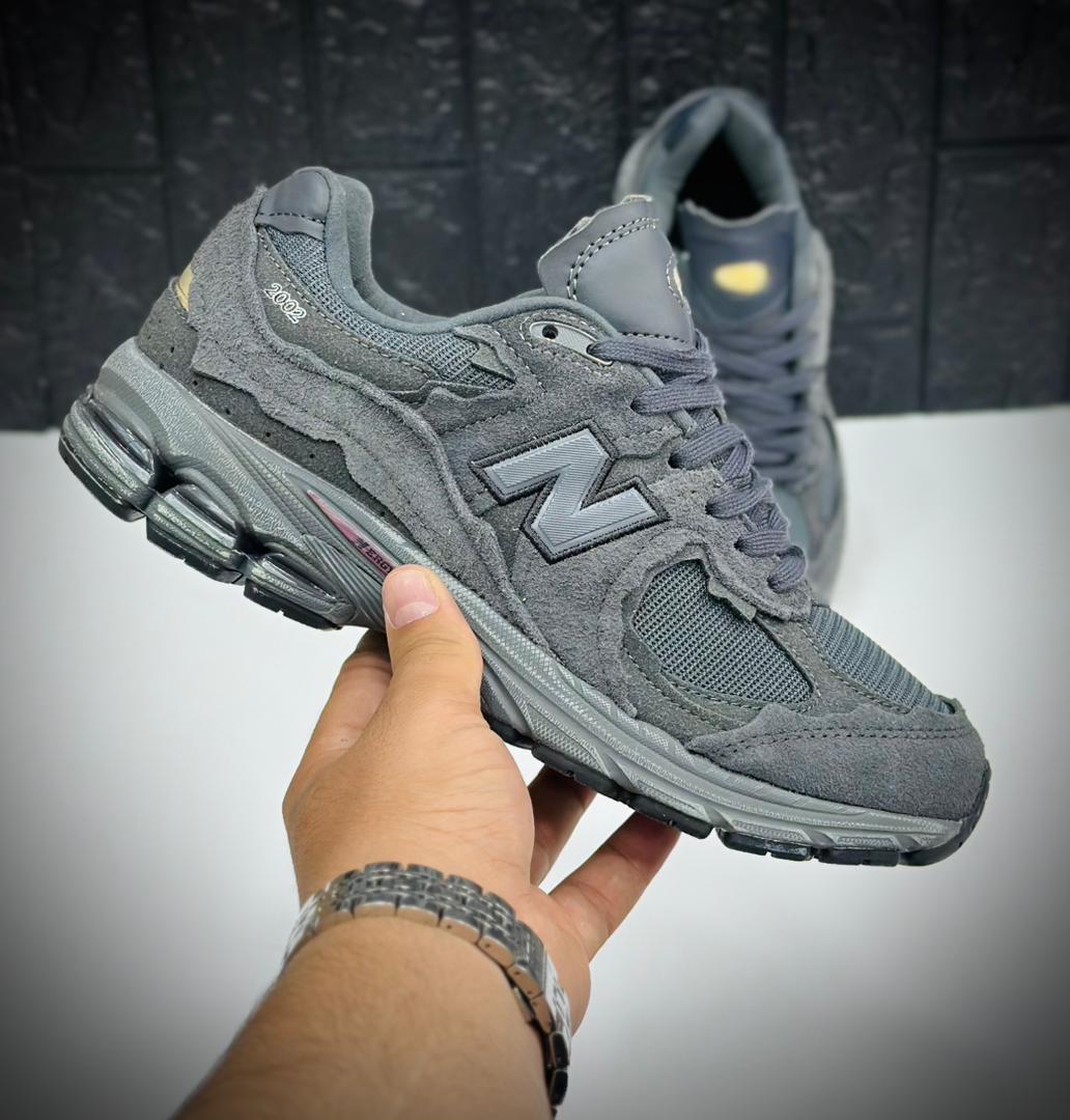 کتونی نیوبالانس۲۰۰۲R. ساخت ویتنام سایز بندی ۴۰ تا ۴۵ . فروش بصورت عمده و تک .New balance 2002R vietnam