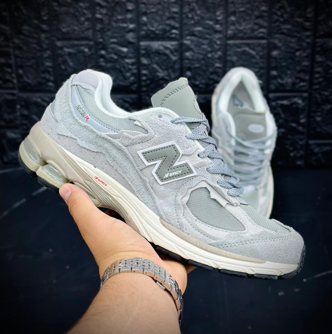 کتونی نیوبالانس۲۰۰۲R. ساخت ویتنام سایز بندی ۴۰ تا ۴۵ . فروش بصورت عمده و تک .New balance 2002R vietnam