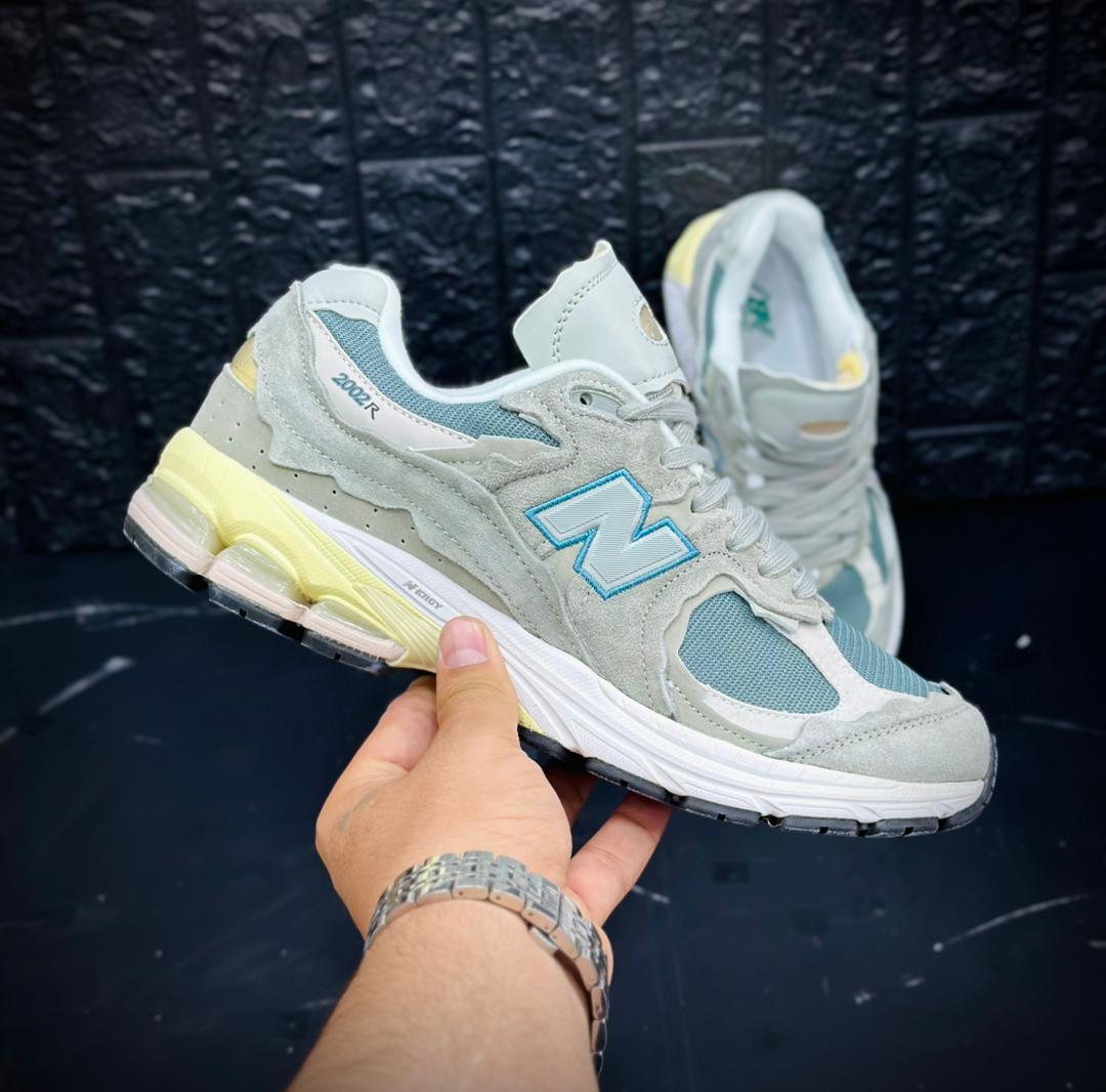 کتونی نیوبالانس۲۰۰۲R. ساخت ویتنام سایز بندی ۴۰ تا ۴۵ . فروش بصورت عمده و تک .New balance 2002R vietnam