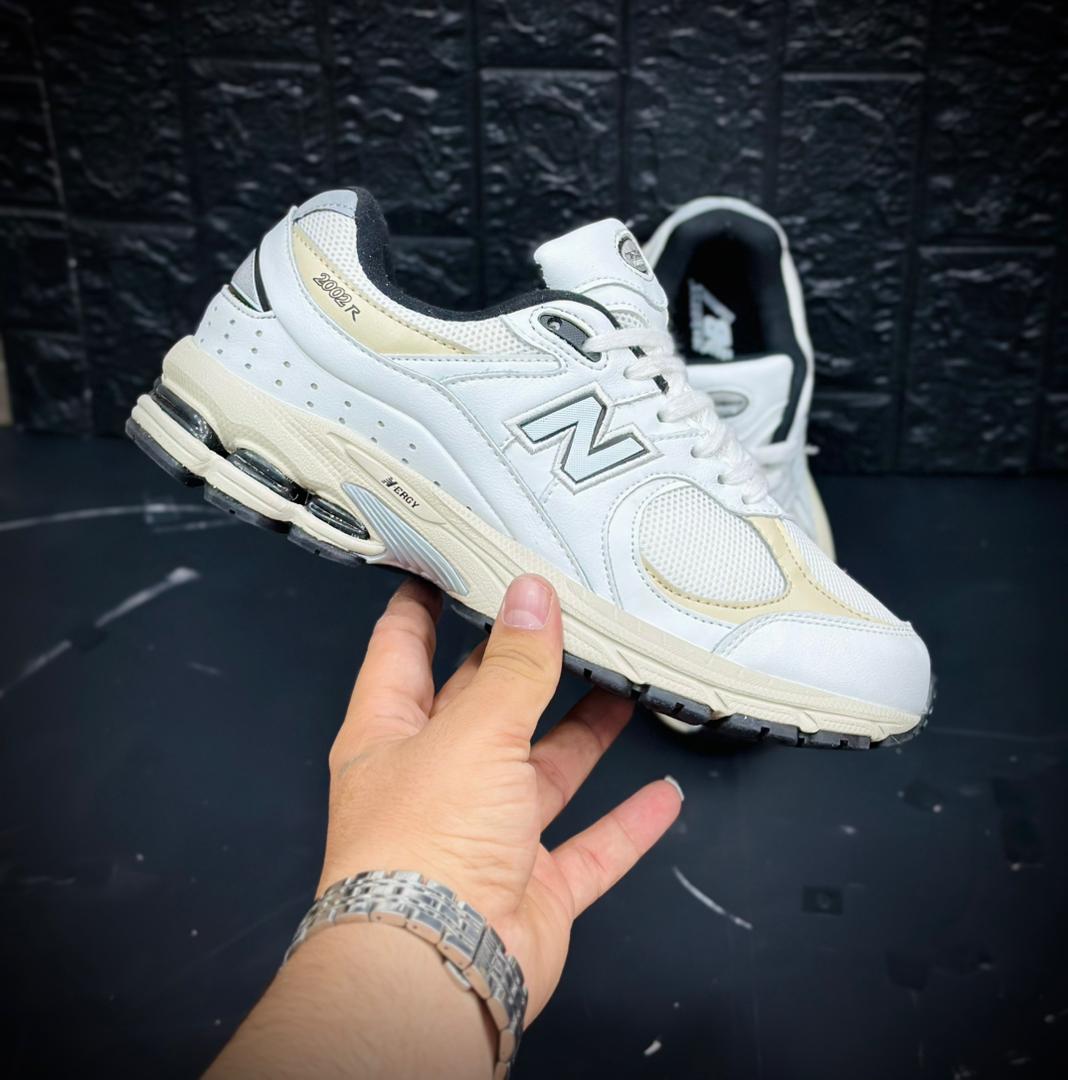 کتونی نیوبالانس۲۰۰۲R. ساخت ویتنام سایز بندی ۴۰ تا ۴۵ . فروش بصورت عمده و تک .New balance 2002R vietnam