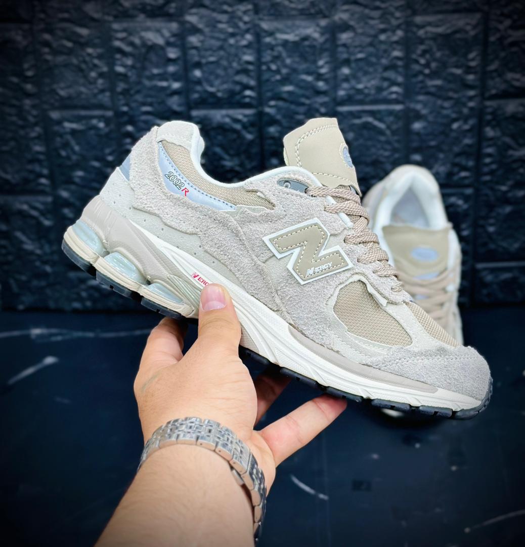 کتونی نیوبالانس۲۰۰۲R. ساخت ویتنام سایز بندی ۴۰ تا ۴۵ . فروش بصورت عمده و تک .New balance 2002R vietnam