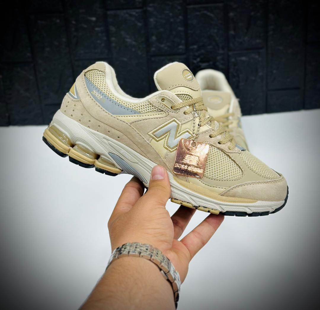 کتونی نیوبالانس۲۰۰۲R. ساخت ویتنام سایز بندی ۴۰ تا ۴۵ . فروش بصورت عمده و تک .New balance 2002R vietnam