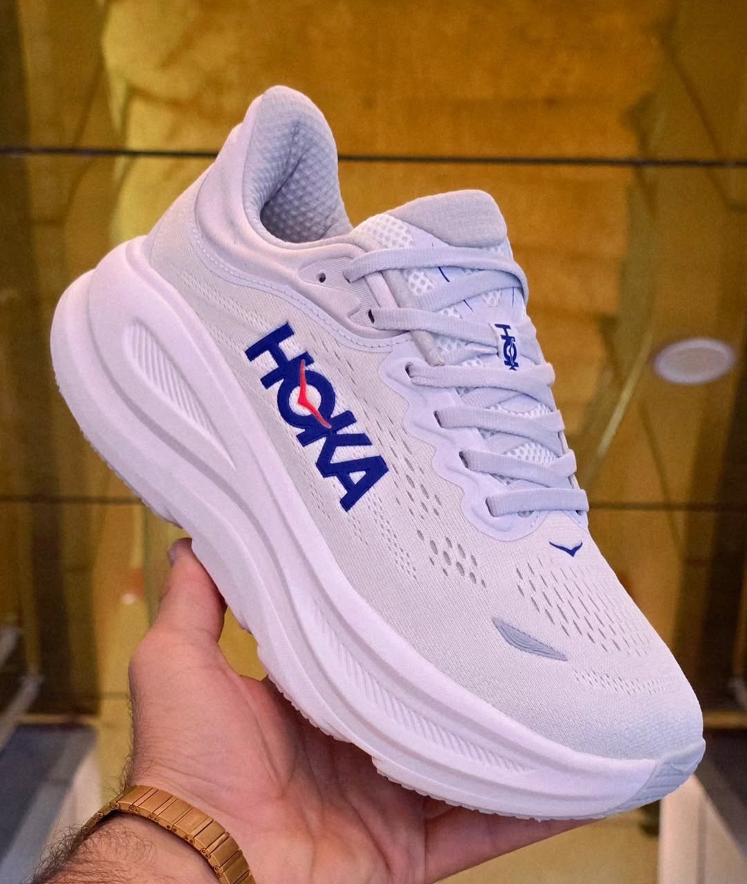 کتونی هوکا باندی ۹/shoes hoka bondi 9/ساخت ویتنام وارداتی /همراه با جعبه باربارکد دار/سایز ۳۶ تا ۴۵ /فروش عمده و تک/ست جذاب / تضمین کیفیت کالا