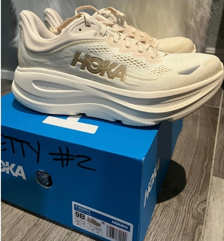 کفش هوکا باندی ۹/shoes hoka bondi 9/ساخت ویتنام وارداتی /همراه با جعبه باربارکد دار/سایز ۳۶ تا ۴۵ /فروش عمده و تک/ست جذاب / تضمین کیفیت کالا