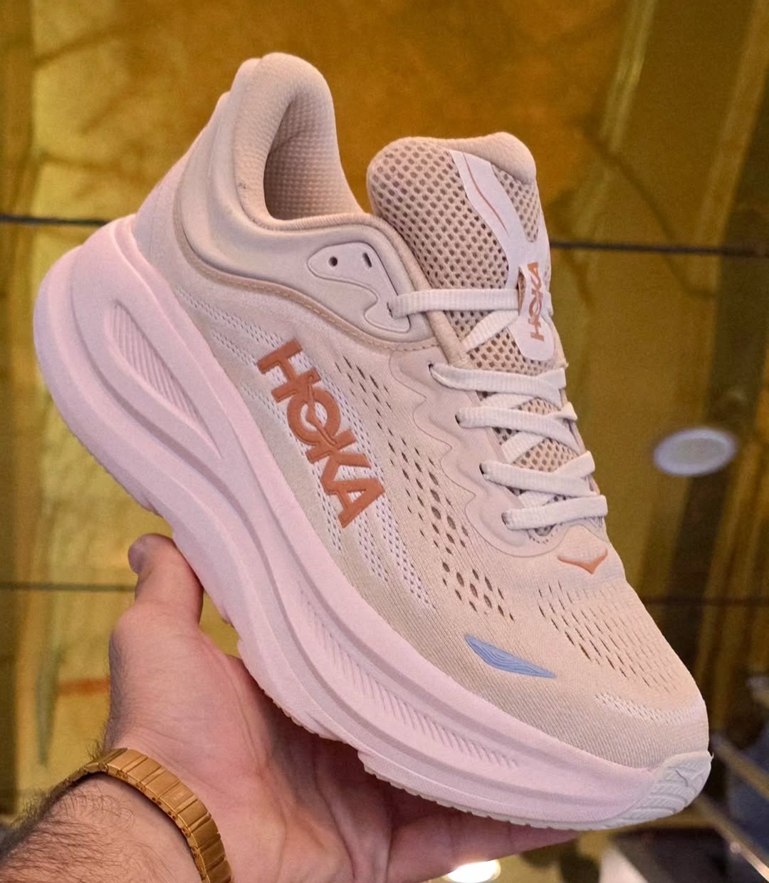 کفش هوکا باندی ۹/shoes hoka bondi 9/ساخت ویتنام وارداتی /همراه با جعبه باربارکد دار/سایز ۳۶ تا ۴۵ /فروش عمده و تک/ست جذاب / تضمین کیفیت کالا