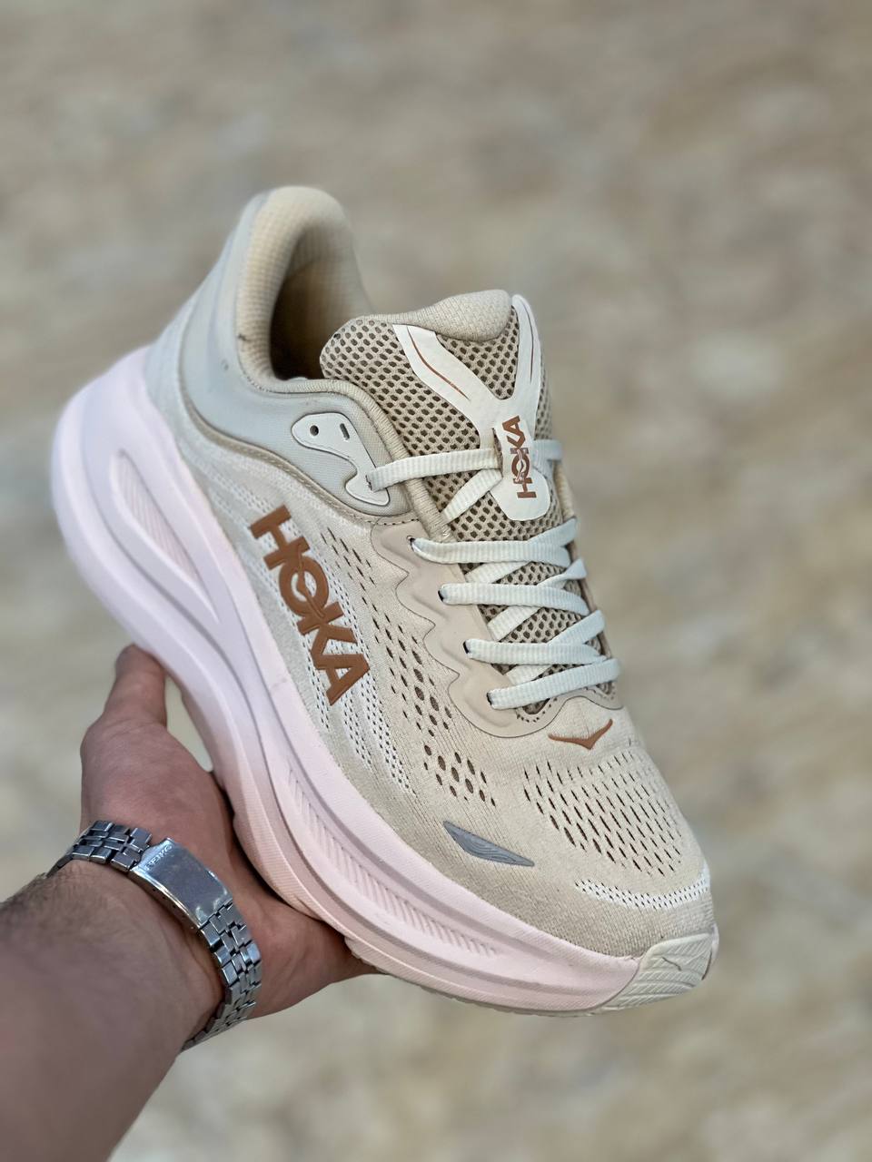 کفش هوکا باندی ۹/shoes hoka bondi 9/ساخت ویتنام وارداتی /همراه با جعبه باربارکد دار/سایز ۳۶ تا ۴۵ /فروش عمده و تک/ست جذاب / تضمین کیفیت کالا
