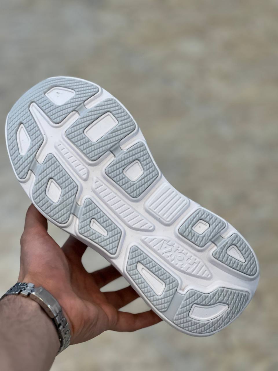 کتونی هوکا باندی ۹/shoes hoka bondi 9/ساخت ویتنام وارداتی /همراه با جعبه باربارکد دار/سایز ۳۶ تا ۴۵ /فروش عمده و تک/ست جذاب / تضمین کیفیت کالا