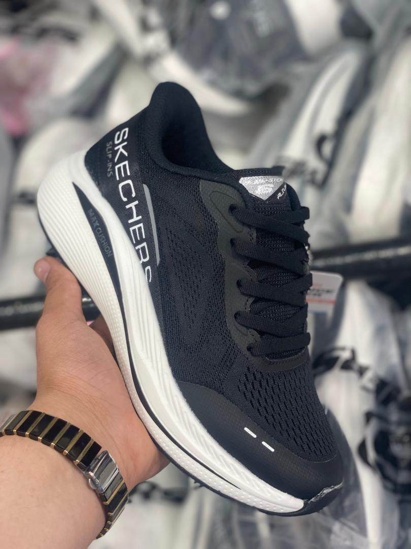 کتونی اسکیچرز نرم و سبک و راحت /ساخت ویتنام /Skechers Slip-ins Max Cushioning /سایز ۳۷تا۴۰/فروش بصورت عمده و تک .