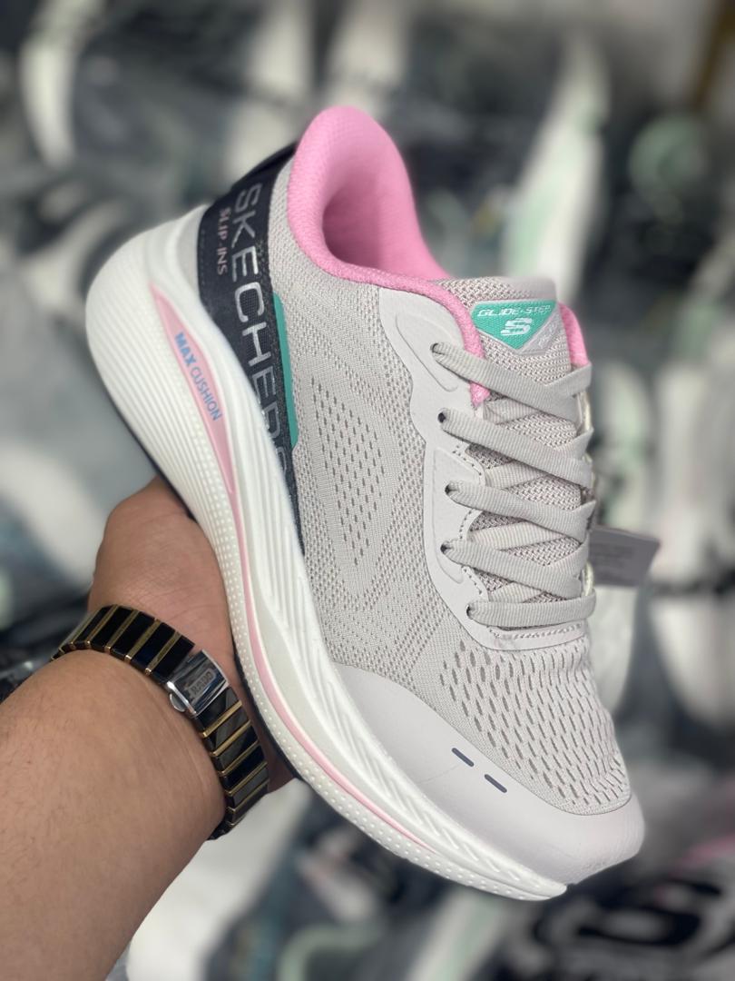 کتونی اسکیچرز نرم و سبک و راحت /ساخت ویتنام /Skechers Slip-ins Max Cushioning /سایز ۳۷تا۴۰/فروش بصورت عمده و تک .