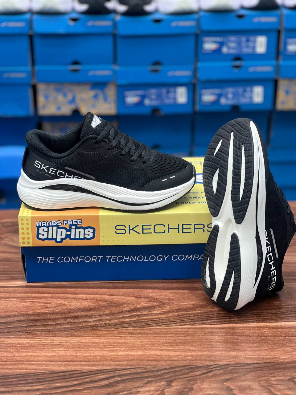 کتونی اسکیچرز نرم و سبک و راحت /ساخت ویتنام /Skechers Slip-ins Max Cushioning /سایز ۳۷تا۴۰/فروش بصورت عمده و تک .