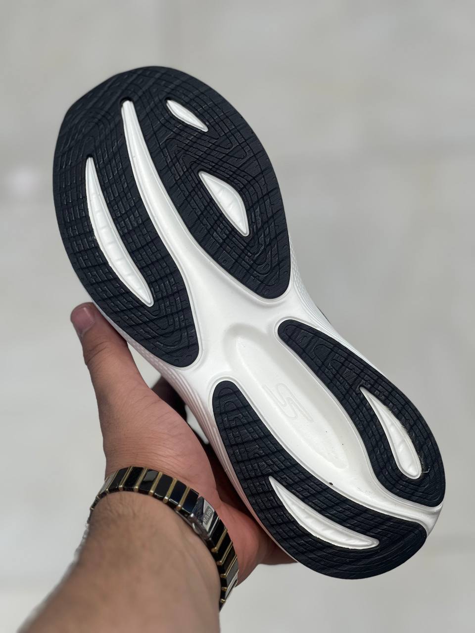 کتونی اسکیچرز نرم و سبک و راحت /ساخت ویتنام /Skechers Slip-ins Max Cushioning /سایز ۳۷تا۴۰/فروش بصورت عمده و تک .