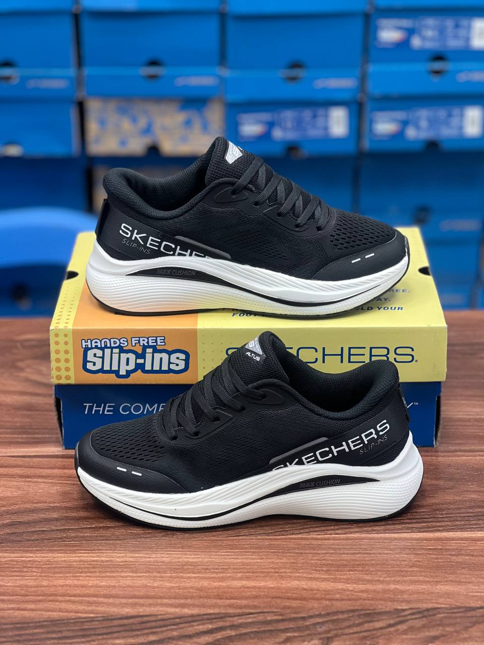 کتونی اسکیچرز نرم و سبک و راحت /ساخت ویتنام /Skechers Slip-ins Max Cushioning /سایز ۳۷تا۴۰/فروش بصورت عمده و تک .