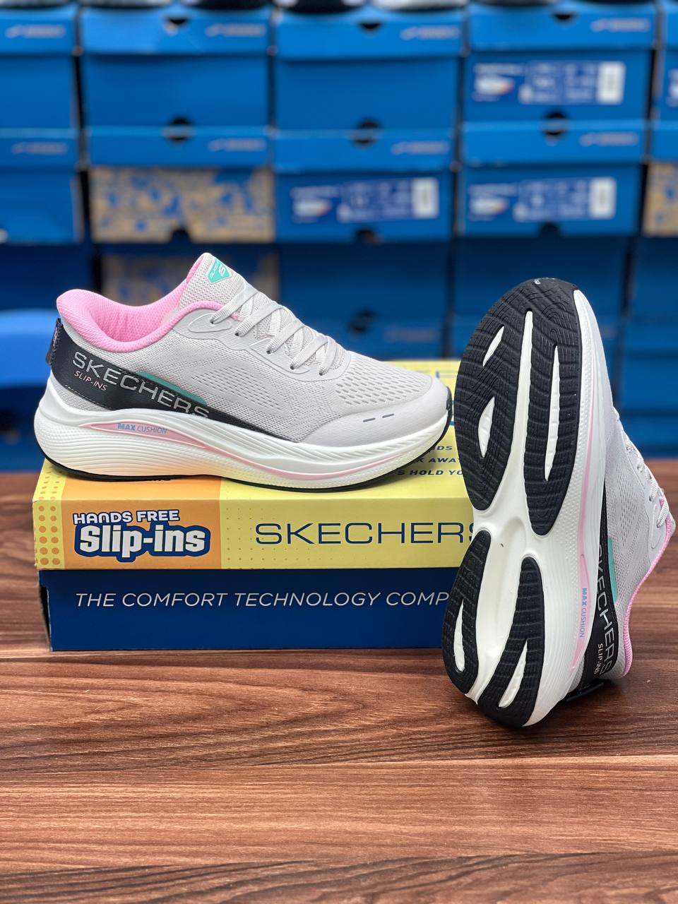 کتونی اسکیچرز نرم و سبک و راحت /ساخت ویتنام /Skechers Slip-ins Max Cushioning /سایز ۳۷تا۴۰/فروش بصورت عمده و تک .