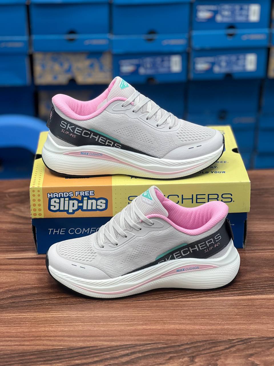 کتونی اسکیچرز نرم و سبک و راحت /ساخت ویتنام /Skechers Slip-ins Max Cushioning /سایز ۳۷تا۴۰/فروش بصورت عمده و تک .