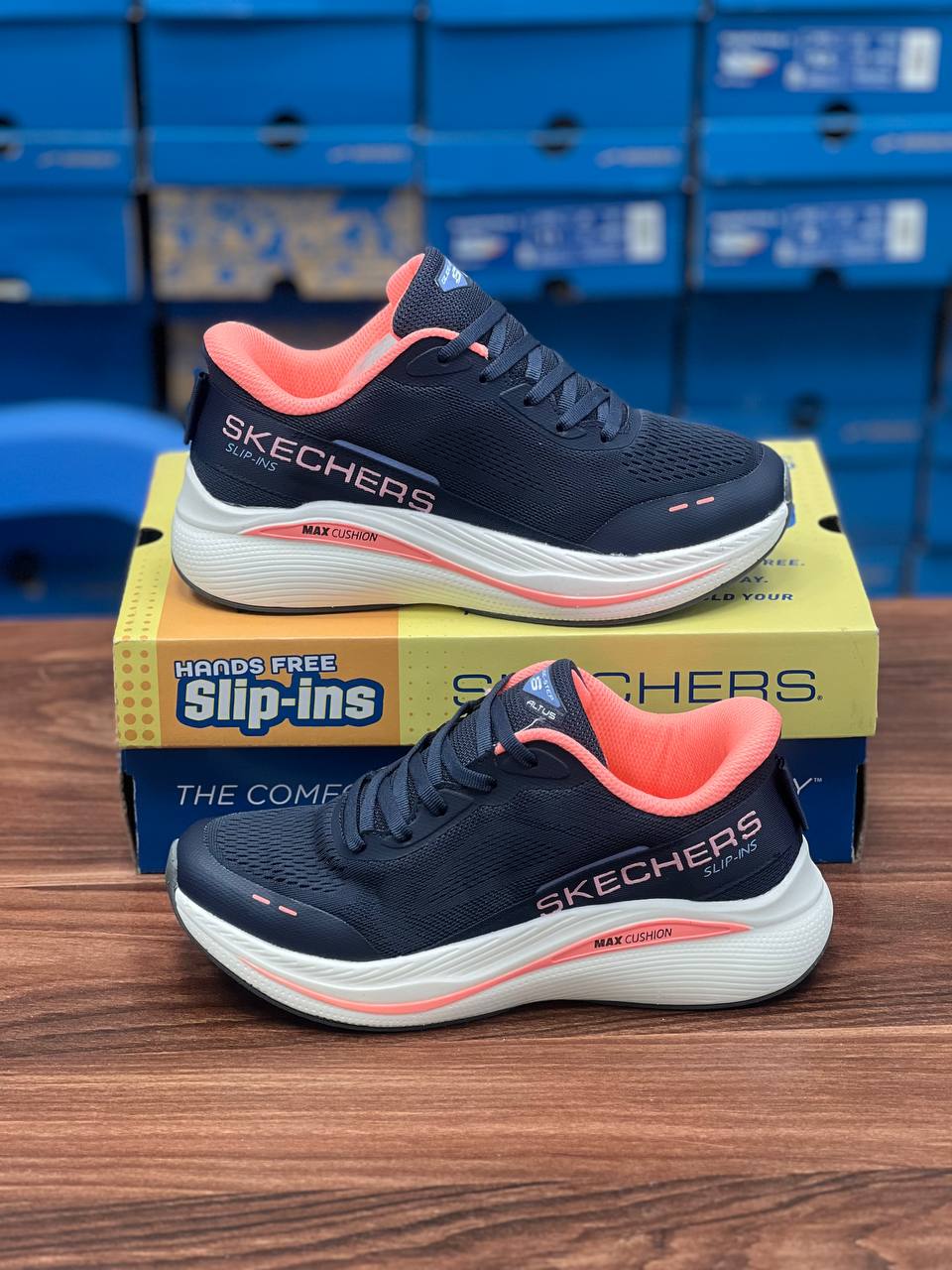 کتونی اسکیچرز نرم و سبک و راحت /ساخت ویتنام /Skechers Slip-ins Max Cushioning /سایز ۳۷تا۴۰/فروش بصورت عمده و تک .