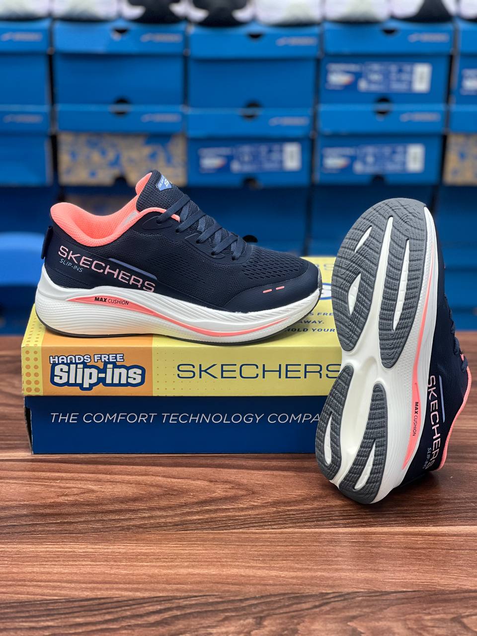کتونی اسکیچرز نرم و سبک و راحت /ساخت ویتنام /Skechers Slip-ins Max Cushioning /سایز ۳۷تا۴۰/فروش بصورت عمده و تک .