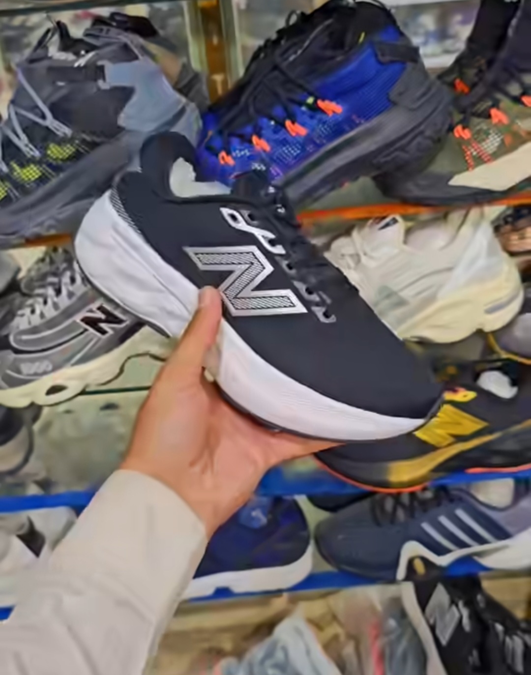 کتونی نیوبالانس ساخت ویتنام ، فروش بصورت عمده و تک ، سایز ۴۰ تا ۴۵ . New balance NB 880715 Vietnam