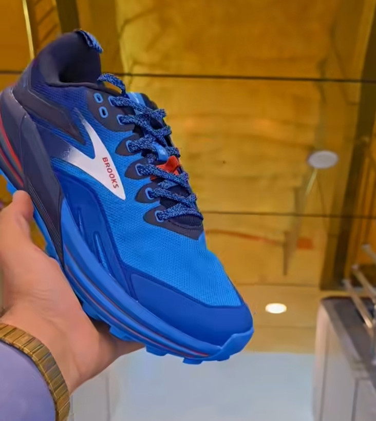 کتونی بروکس کاسکادیا ۱۶ ساخت ویتنام ، سایز ۴۰ تا ۴۵ فروش بصورت عمده و تک . Brooks Cascadia 16 vietnam